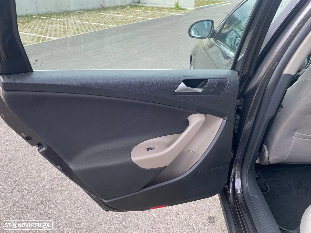 VW Passat Variant 2.0 TDI Highline - 16