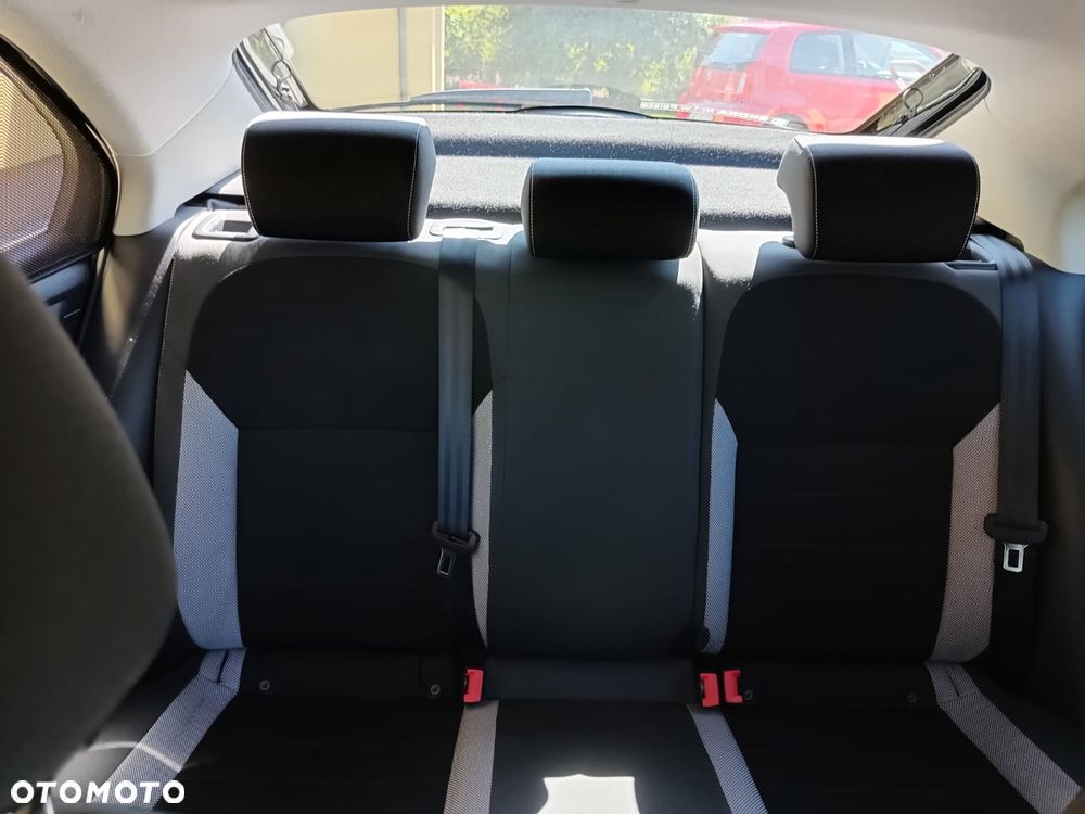 Skoda RAPID 1.2 TSI Ambition - 11