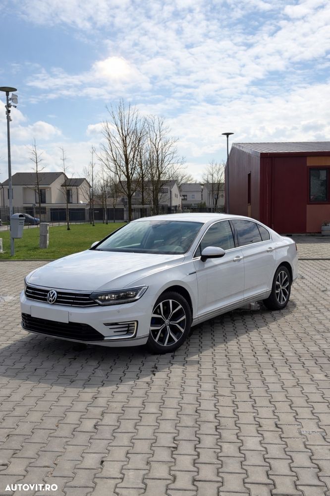 Volkswagen Passat - 1