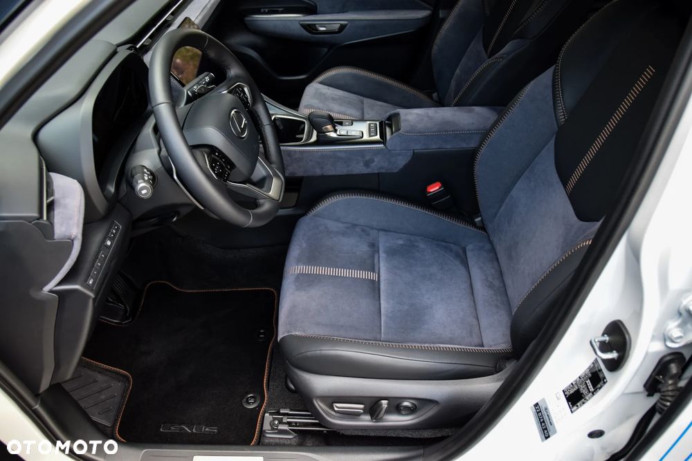 Lexus LBX 1.5 Hybrid Cool AWD - 11