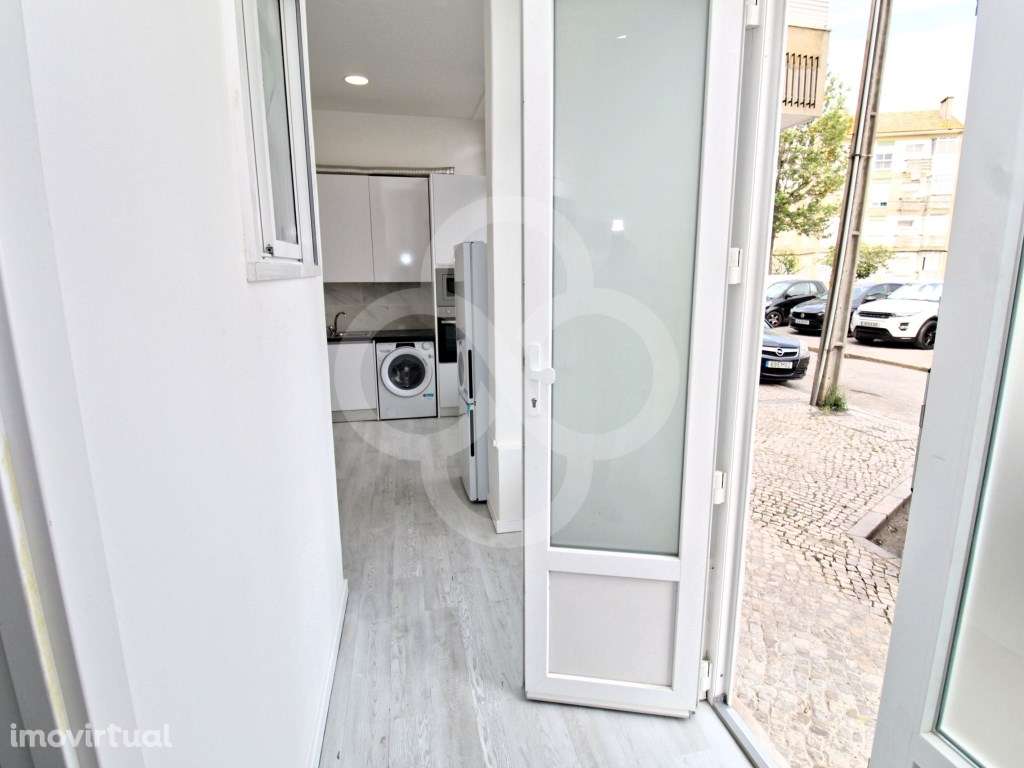 Espaço Comercial Transformado em Apartamento no Laranjeiro em Almada - Grande imagem: 4/24
