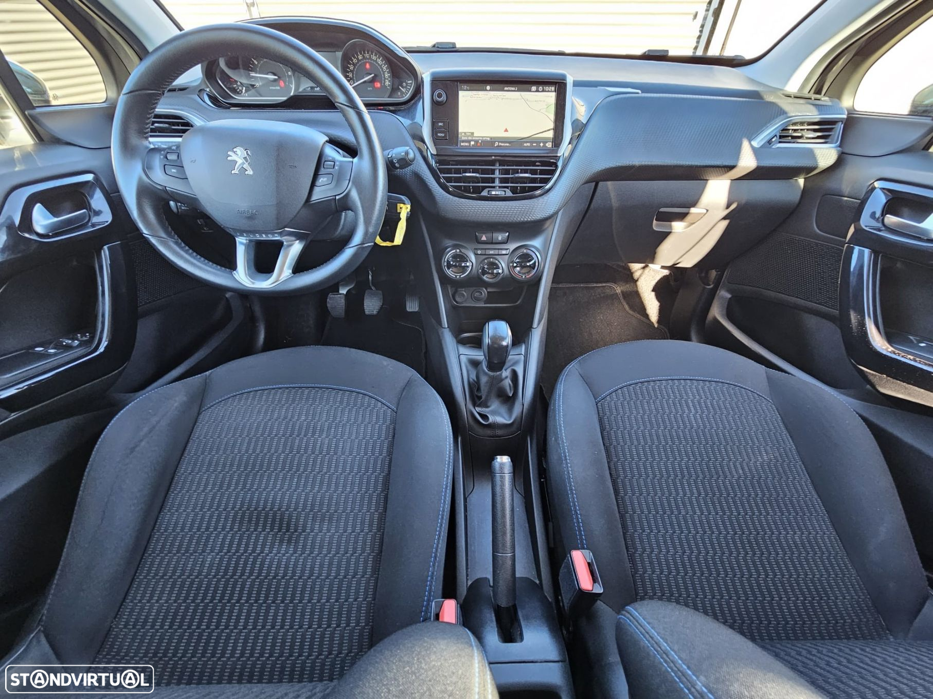 Peugeot 208 1.2 PureTech Signature - 16