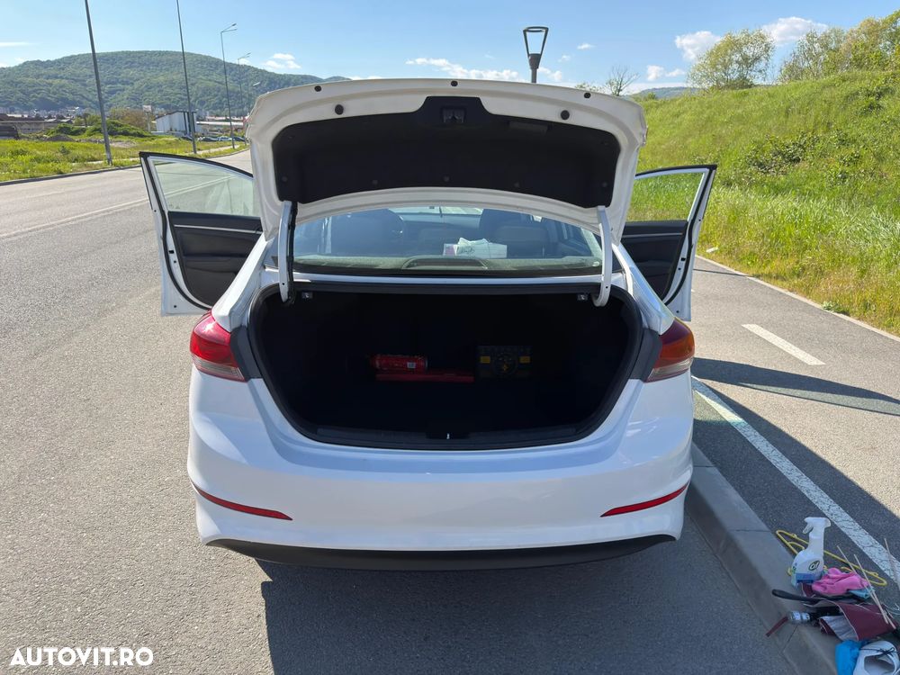 Hyundai Elantra 1.6 CRDI Comfort - 12