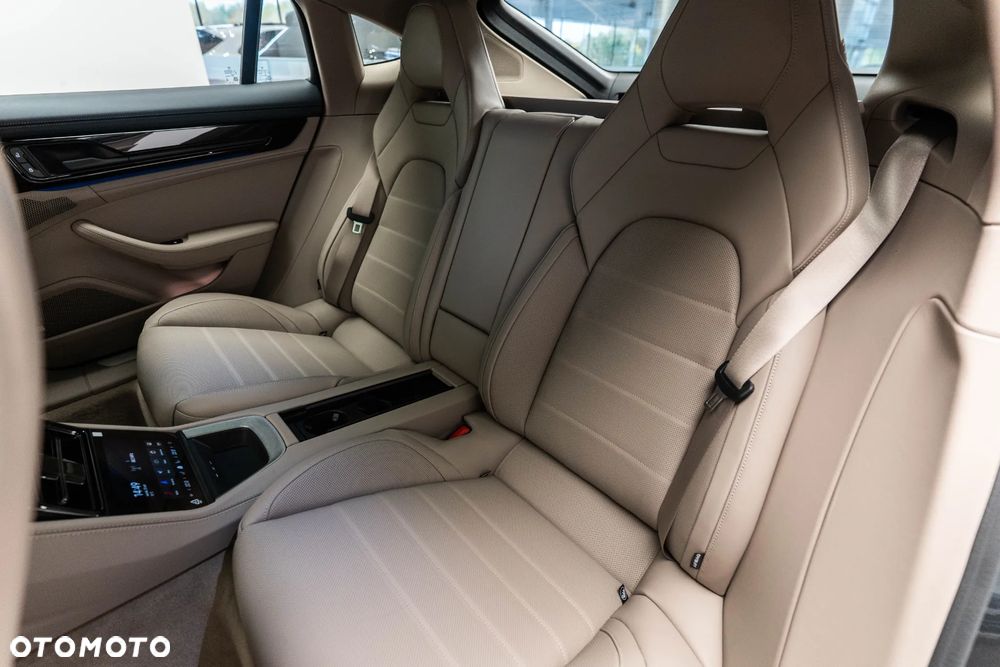 Porsche Panamera 4 E-Hybrid PHEV - 16