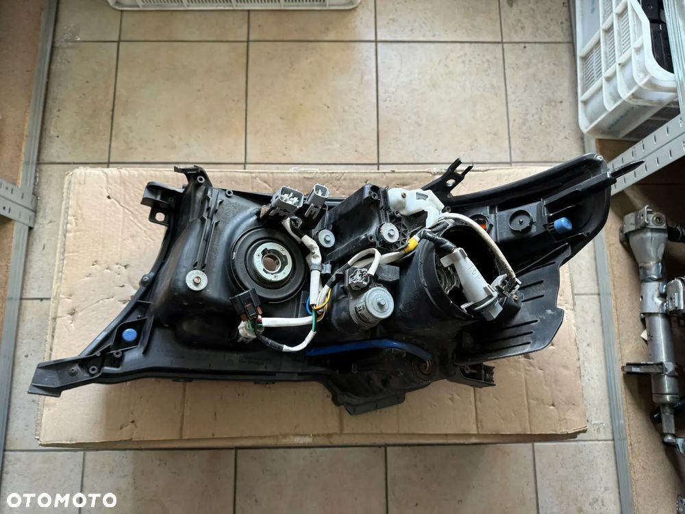 Reflektor / lampa przód przednia prawa Toyota Land Cruiser 200 LC200 - oryginalna - 2