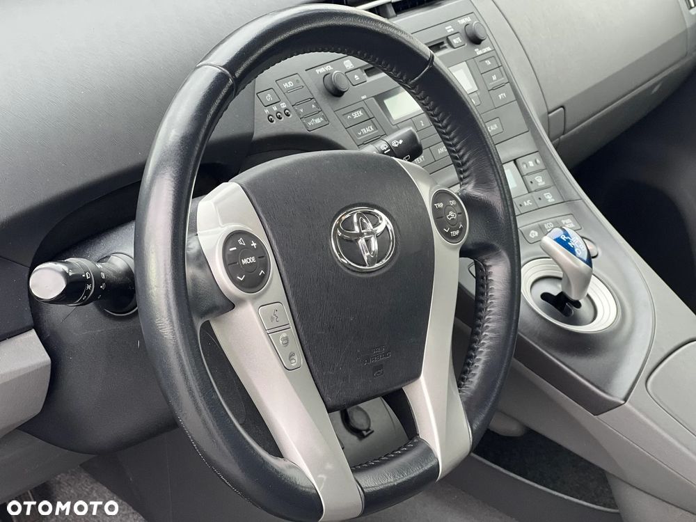 Toyota Prius (Hybrid) Executive - 17