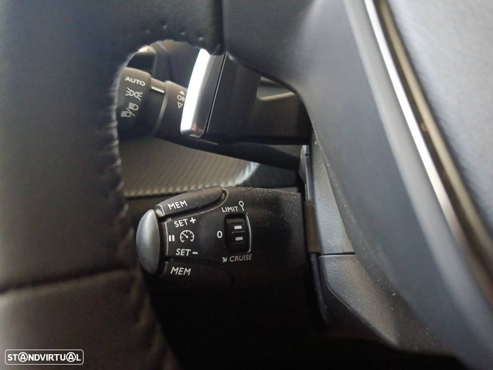 Peugeot 2008 1.2 Hybrid Allure e-DCS6 - 18