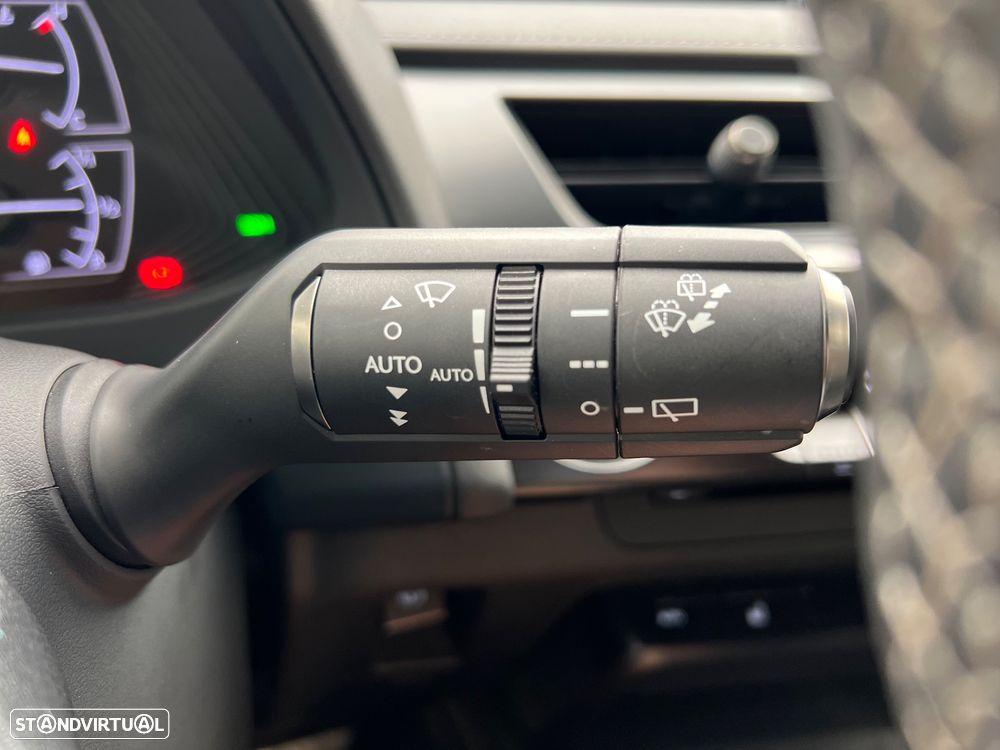 Lexus UX 250h Business - 30
