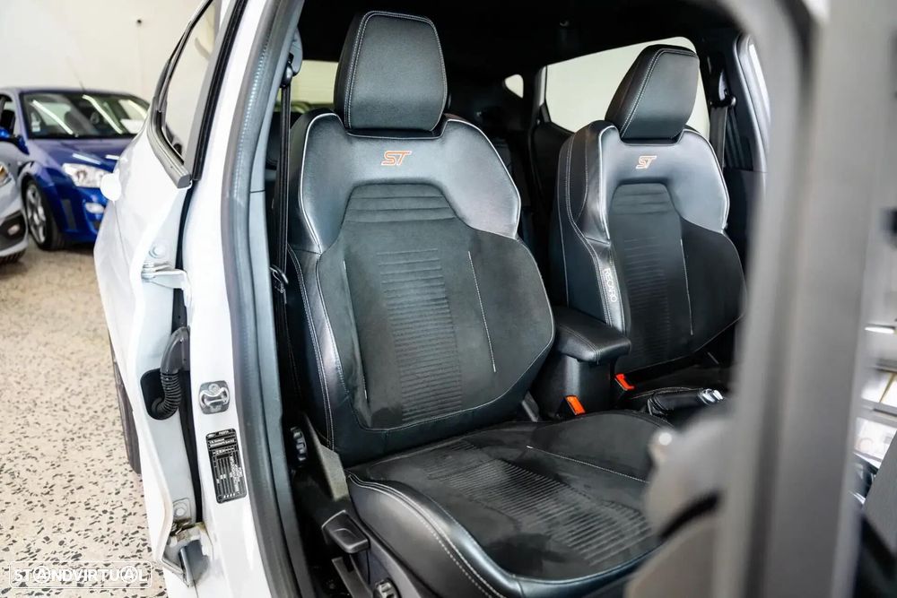 Ford Fiesta 1.5 EcoBoost S&S c/ Pack Pele Exclusiva ST - 9