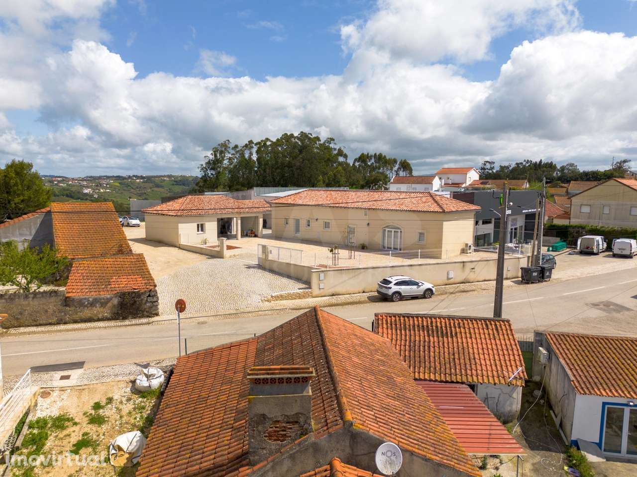 Moradia Térrea Renovada com Terreno Amplo – Próxima das Caldas da R... - Grande imagem: 4/40