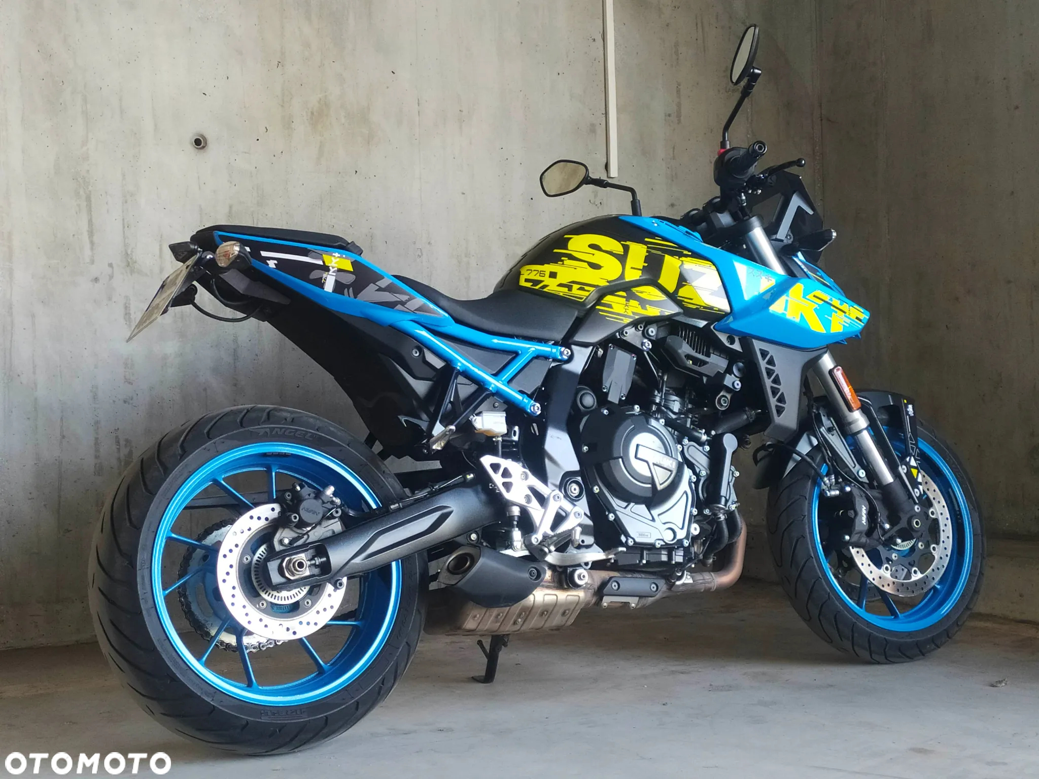 Suzuki GSX - 16