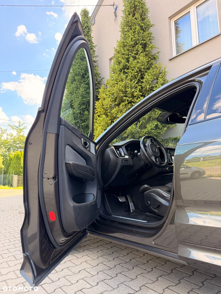 Volvo XC 60 T8 Plug-In Hybrid AWD R-Design - 20