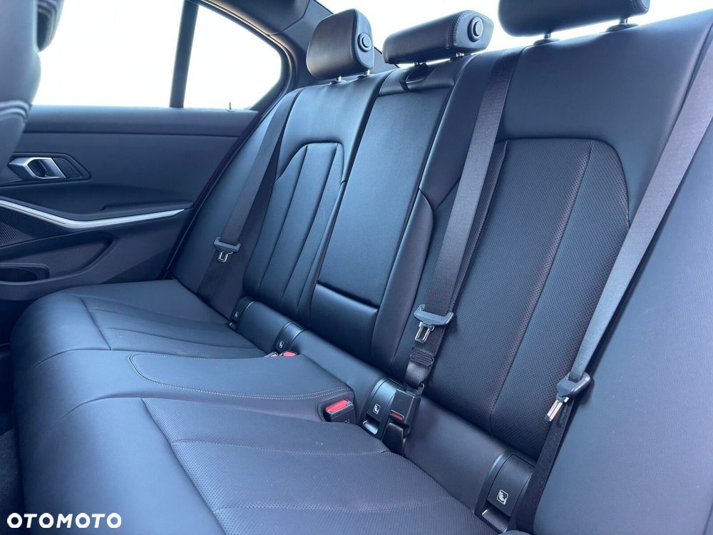 BMW Seria 3 318i M Sport - 19