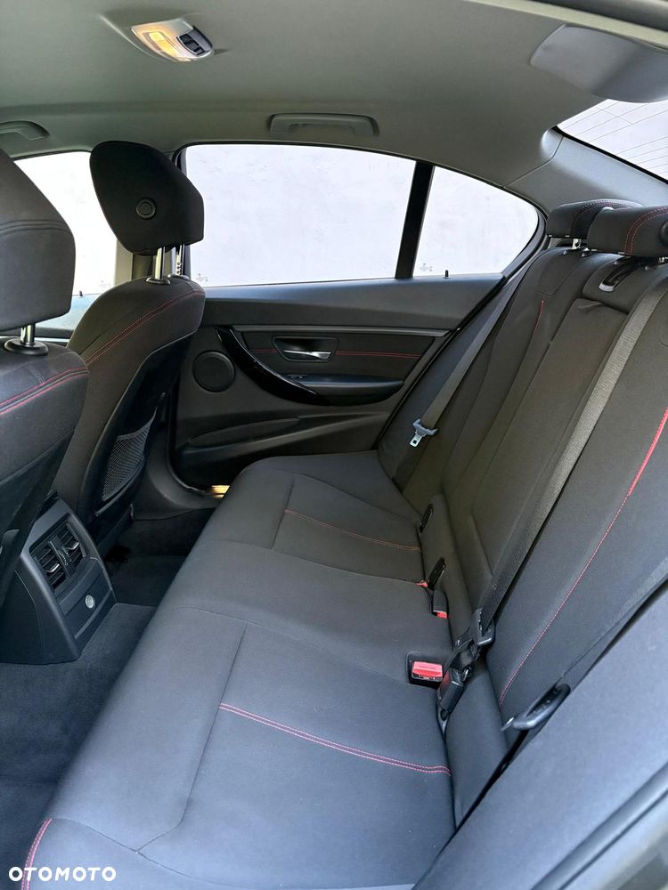 BMW Seria 3 318d Sport Line - 24