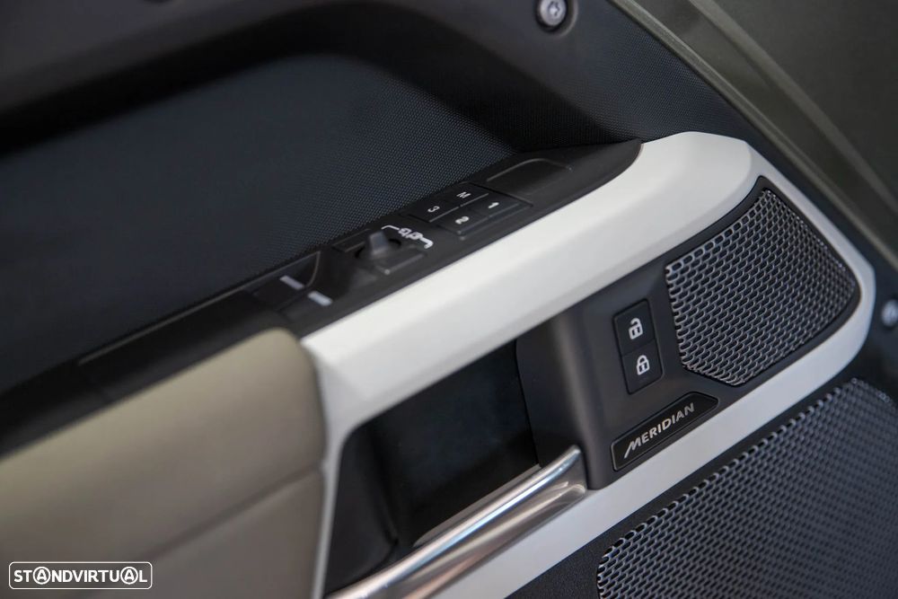 Land Rover Defender 3.0 I6 90 AWD X-Dynamic S - 36