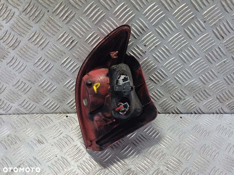 LAMPA PRAWA TYLNA MAZDA 2 - 2