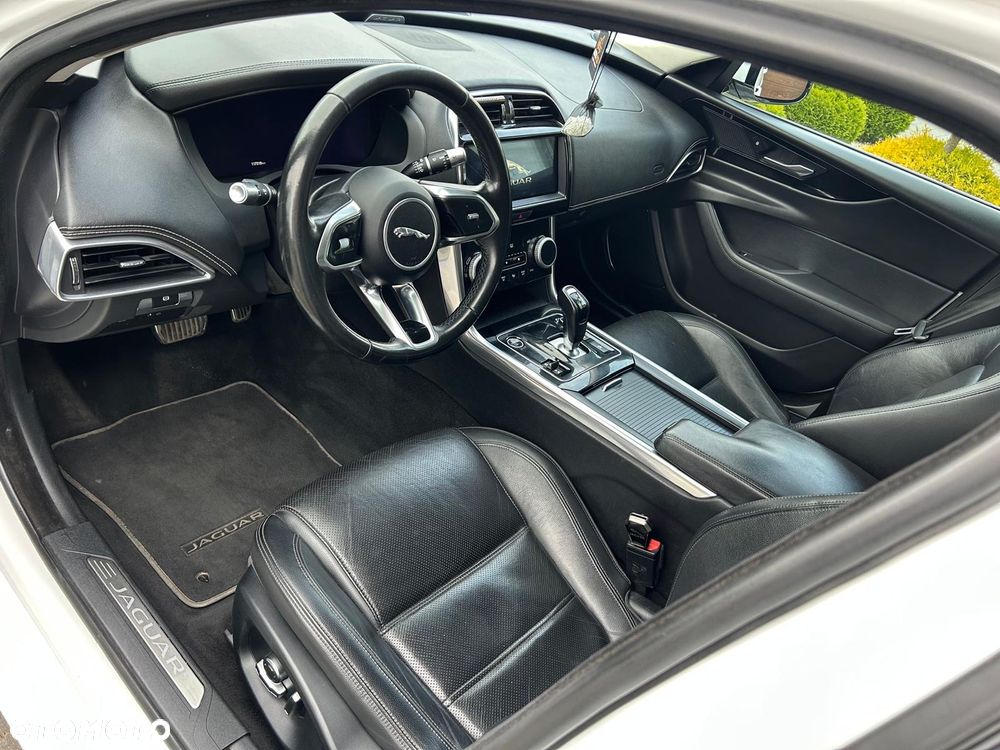 Jaguar XE 2.0 T R-Sport - 14