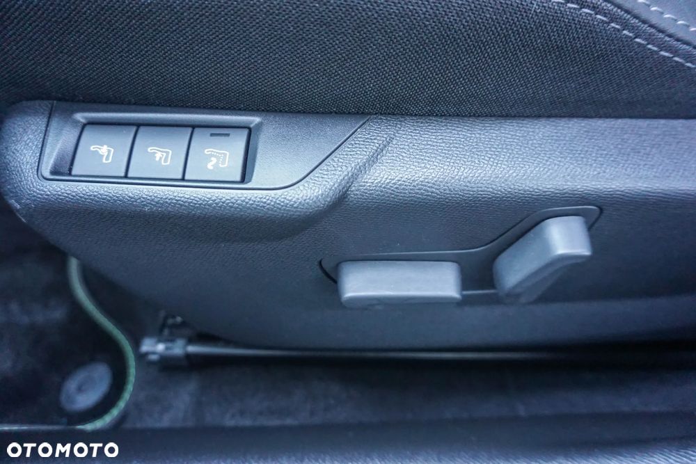 Peugeot 2008 Hybrid 136 e-DSC GT - 29