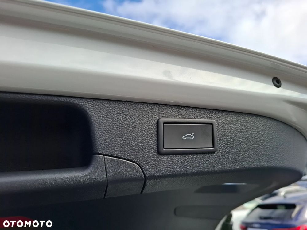 Volkswagen Passat Variant 2.0 TDI SCR DSG Elegance - 16