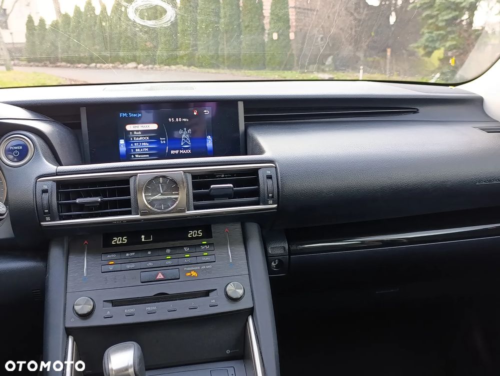 Lexus IS 300h Business Edition - 12