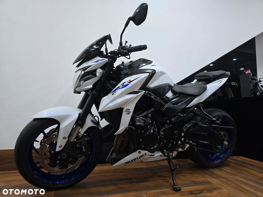 Suzuki GSX - 27