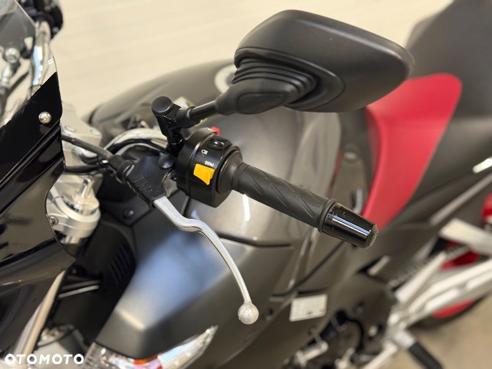 Suzuki GSR - 26