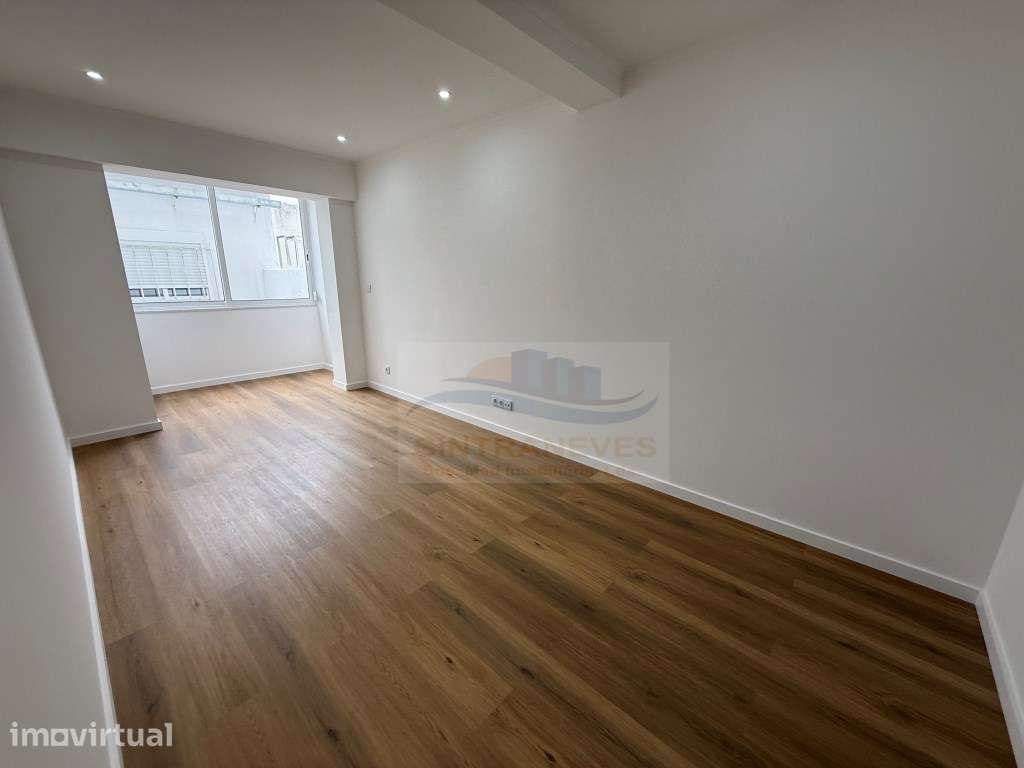 T1+2 com Terraço Totalmente Remodelado | Buraca | 295.000€ - Grande imagem: 3/16