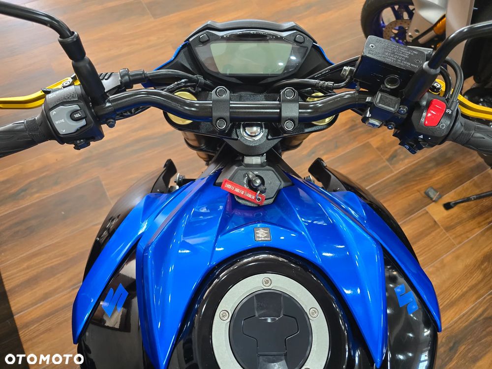 Suzuki GSX - 17