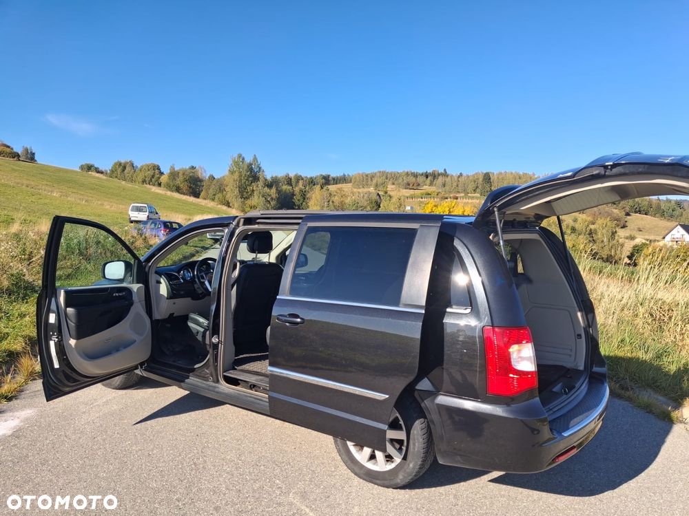 Chrysler Town & Country - 8