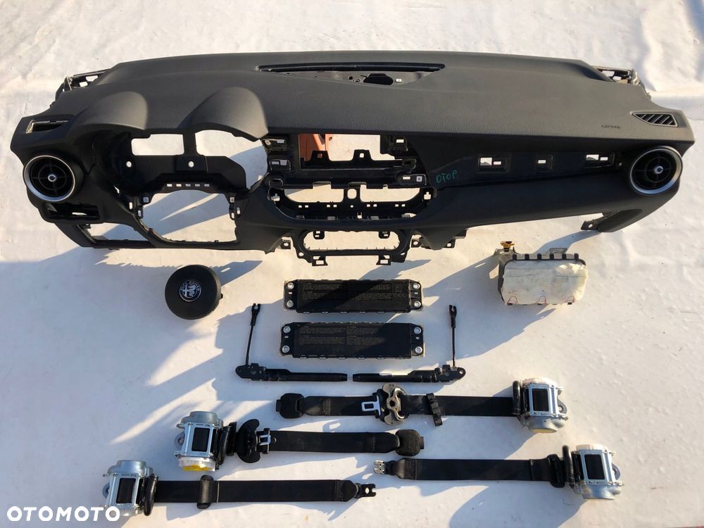 alfa roemo stelvio deska kokpit konsola poduszki - 3