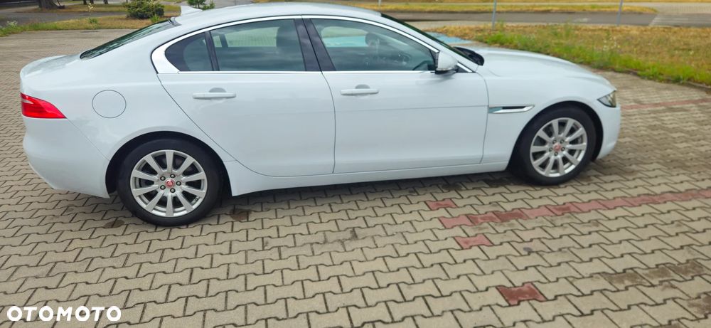 Jaguar XE 2.0 T Prestige - 3