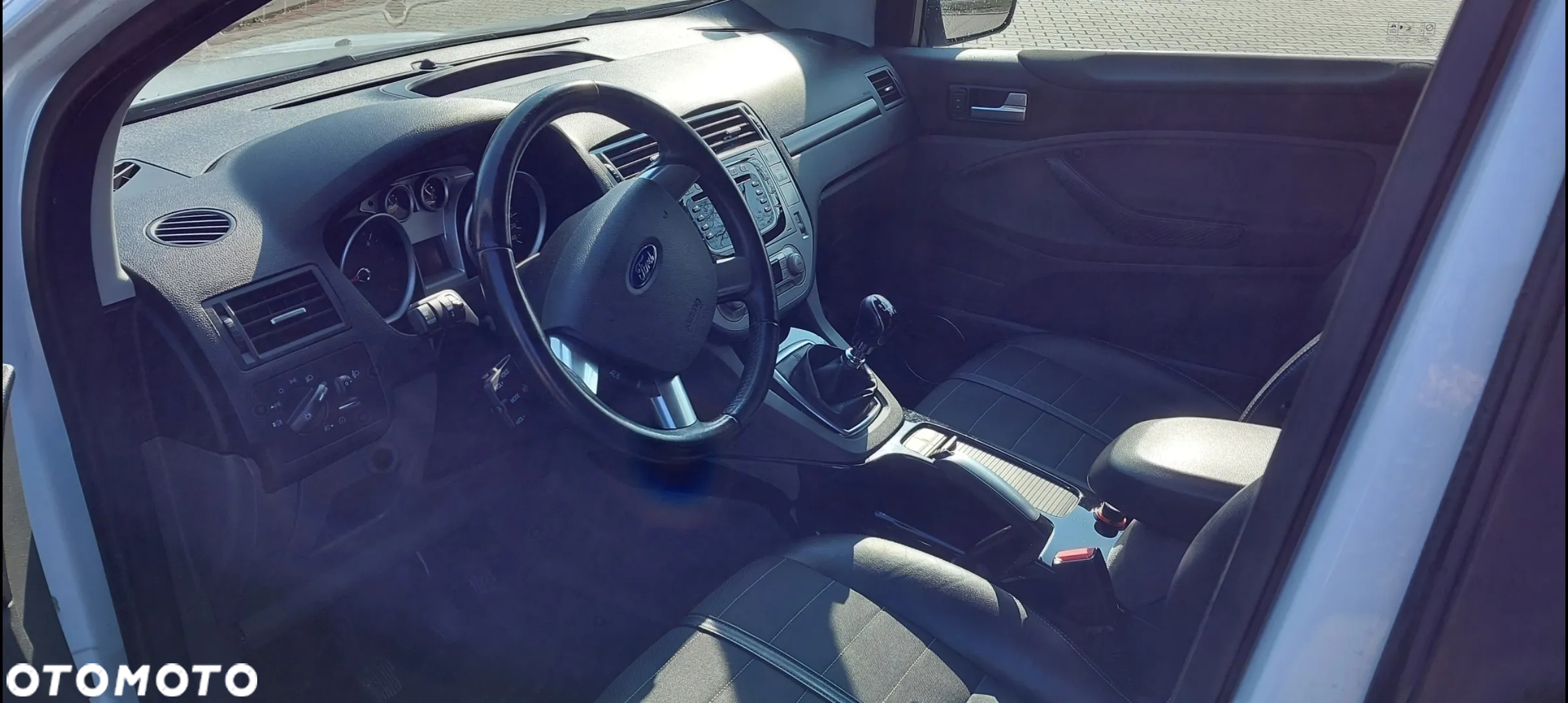 Ford Kuga 2.0 TDCi 2x4 Titanium - 4