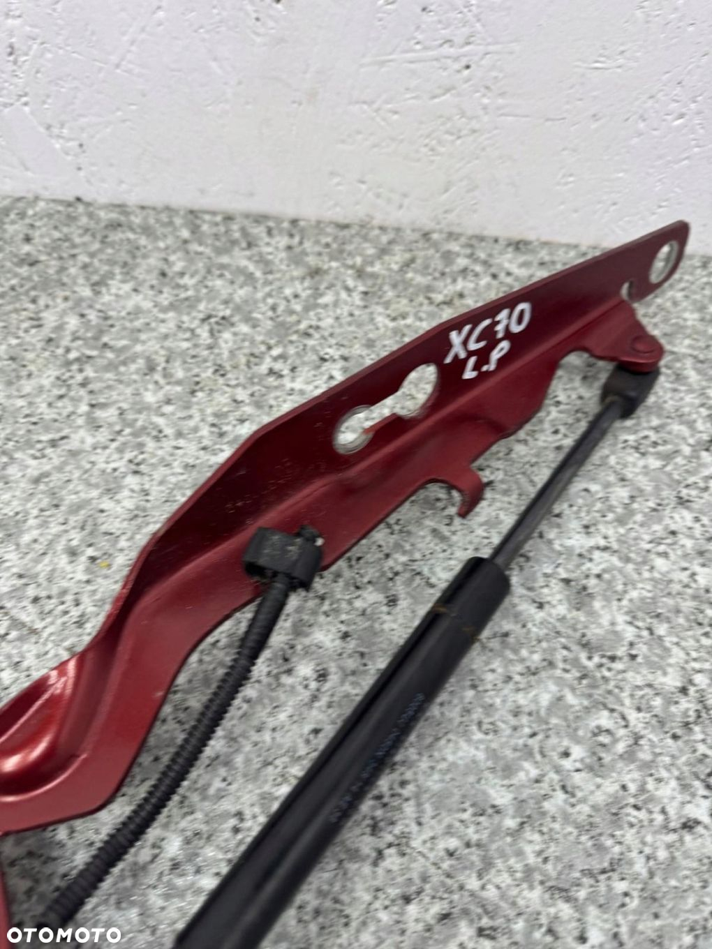 ZAWIAS MASKI LEWY VOLVO XC70 III 2007-2016 31385810 - 3