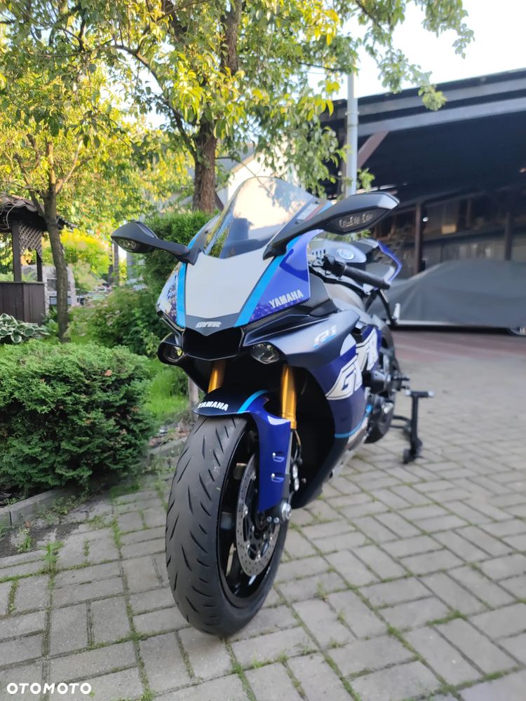 Yamaha R1 - 1