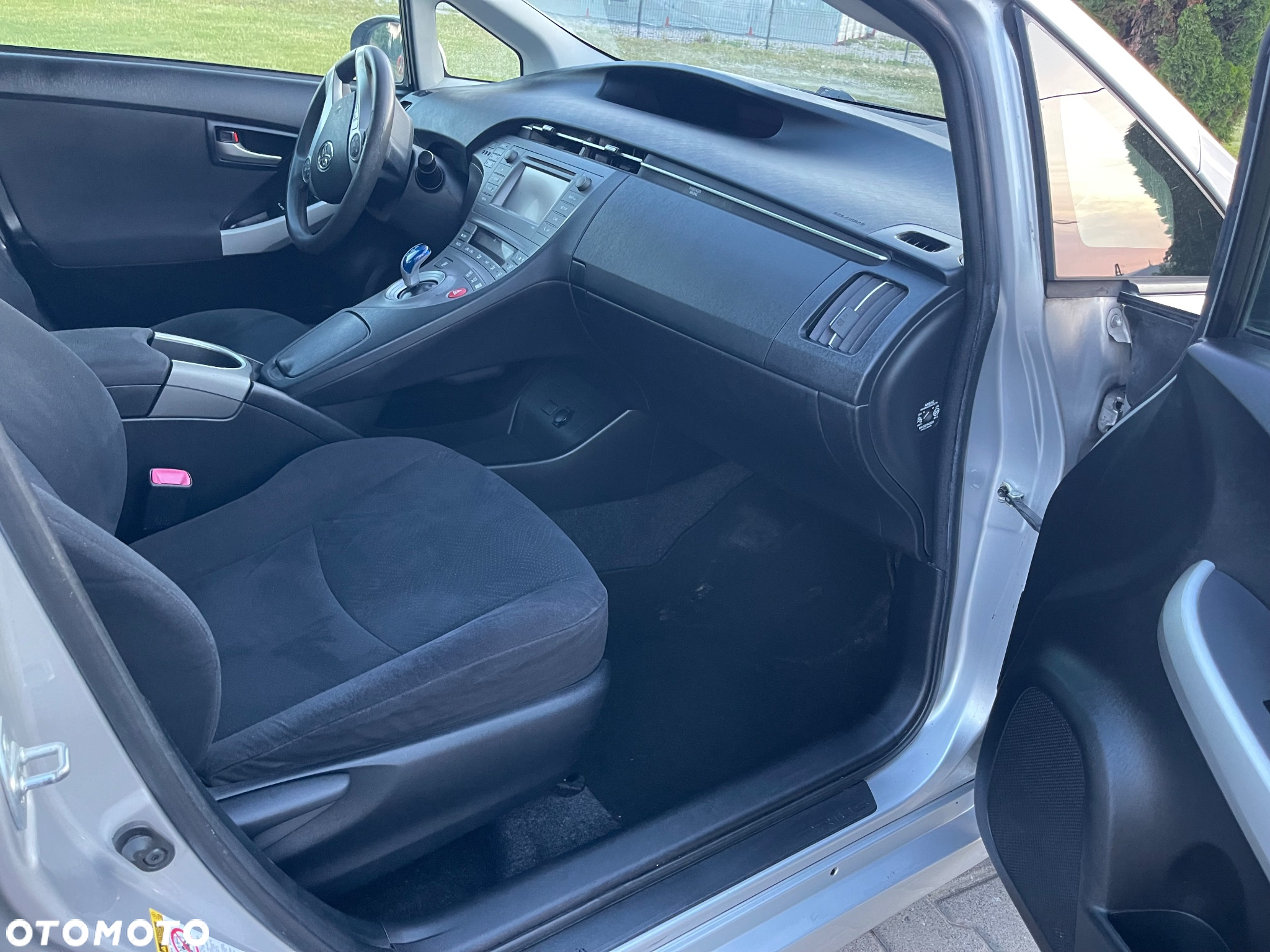 Toyota Prius (Hybrid) Executive - 12