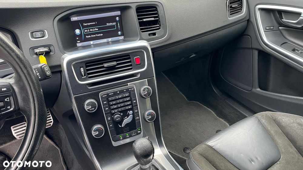 Volvo V60 D4 R-Design - 13