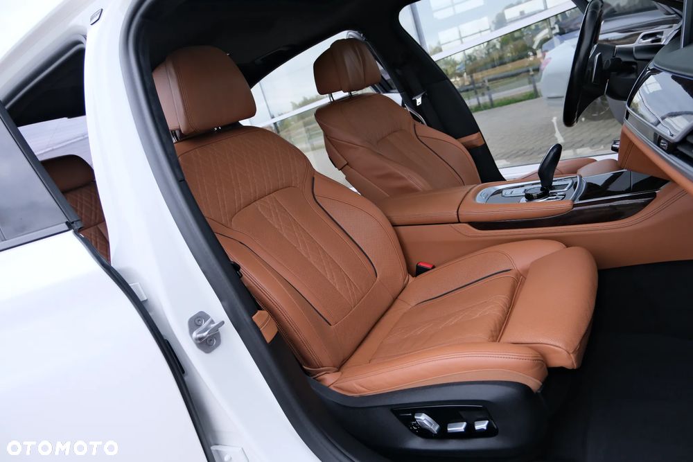 BMW Seria 7 750i xDrive sport - 37
