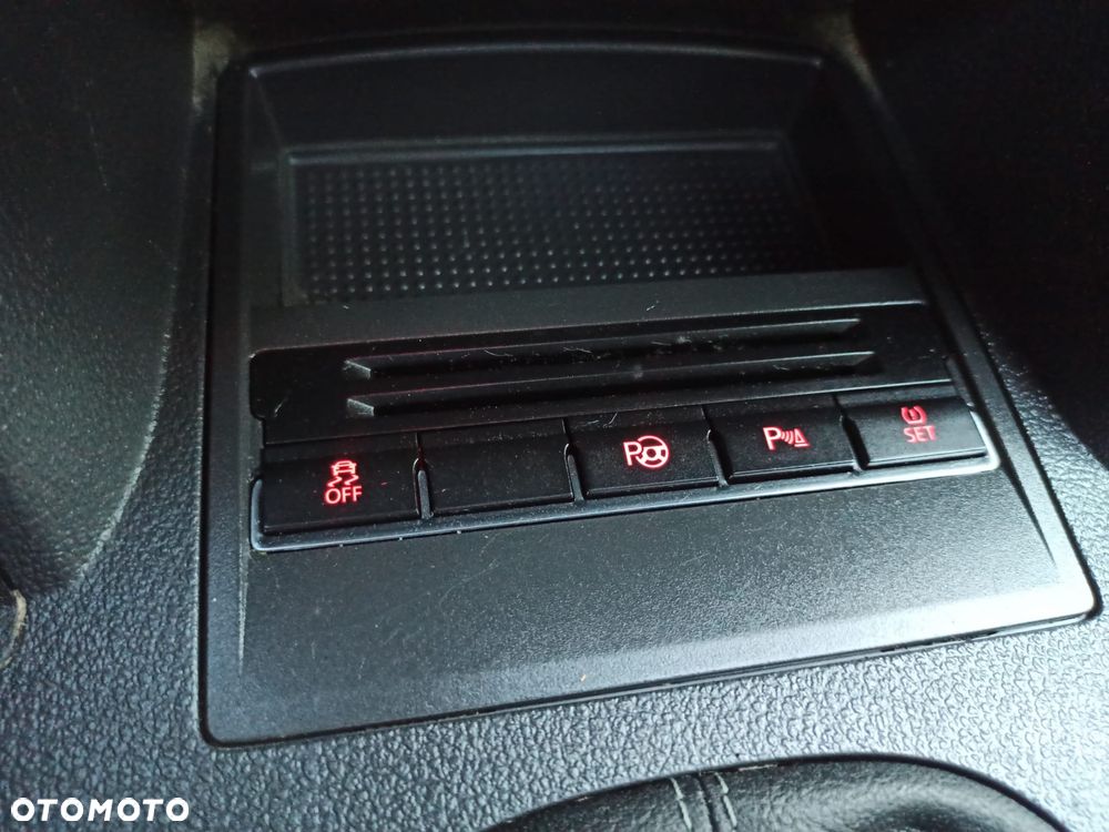 Volkswagen Touran 1.6 TDI DPF BlueMotion Technology STYLE - 24
