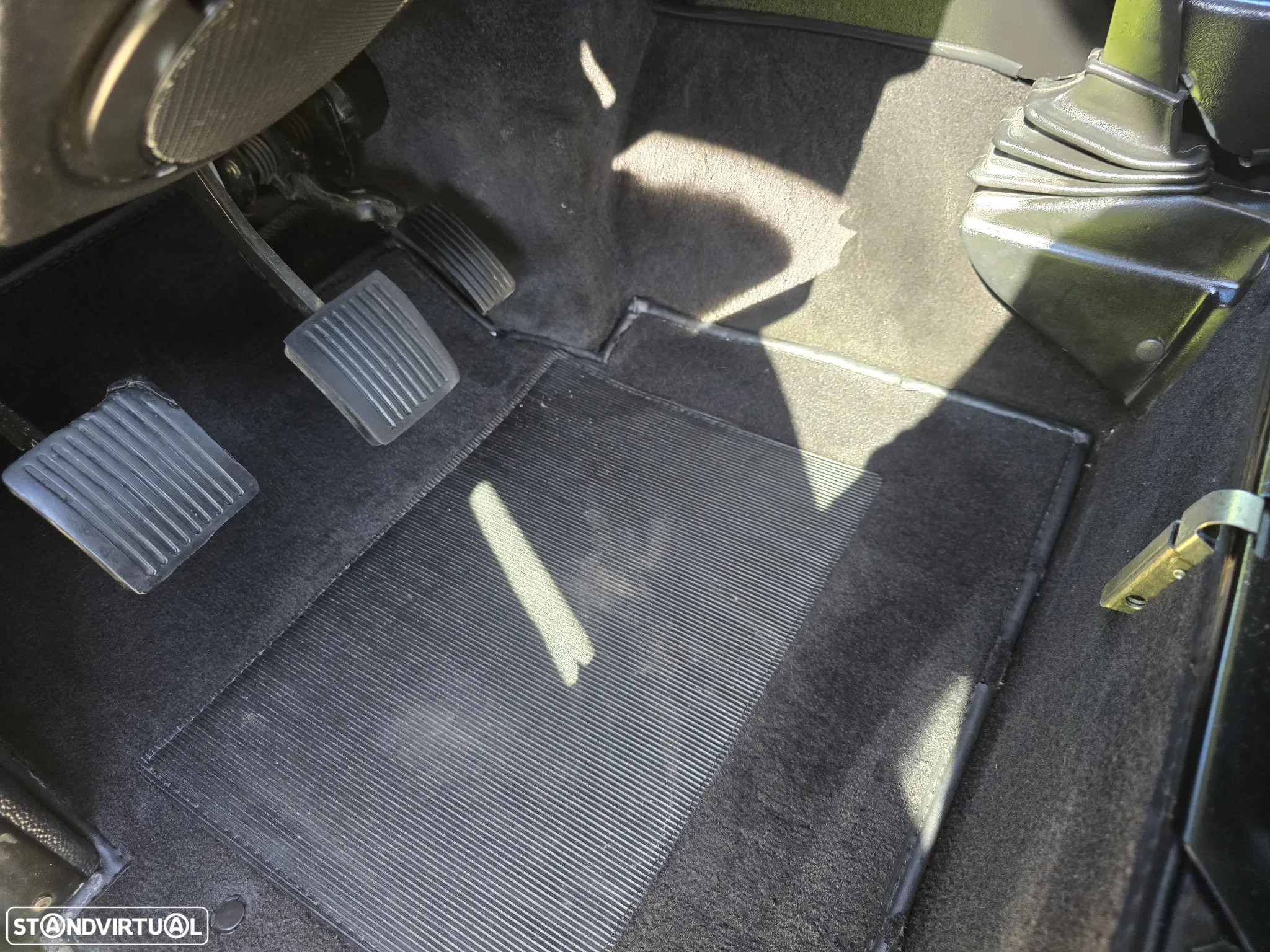 Land Rover Defender - 22