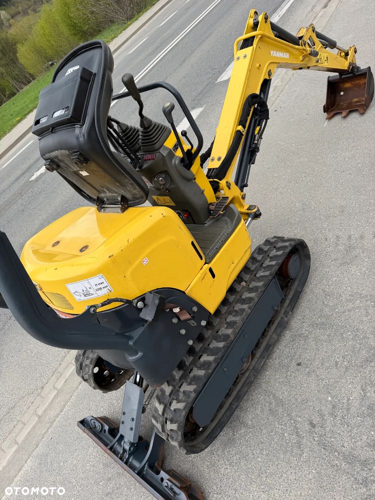 Yanmar SV08-1AS Japońska Minikoparka Gąsienicowa. Koparka 1,1 tony. Maszyna jak Nowa. 2017rok. Pochodzi z Norweskiego Gospodarstwa Ogrodniczego! 2 Rozsuwane Podwozie. Dokumentacja. Dodatkowe sekscje Hydrauliczne na młot lub wiertnice. Ani deka luzów czy wycieków. Szybkozłącze. Skrętne ramię. OKAZJA Zadbana Maszyna! Bardzo oszczędny silnik Yanmar. Mocne pompy Hydrauliczne!! 851mtg. Ani deka luzów czy wycieków, Aktualna Dekra. Po serwisach! - 33