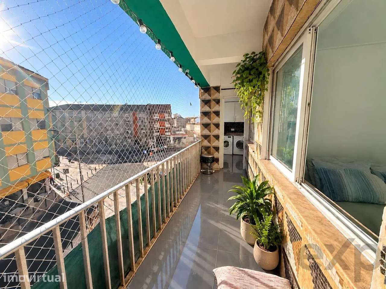 T3 remodelado com suíte, varanda e elevador no Alto do Seixalinho, Bar - Grande imagem: 3/18