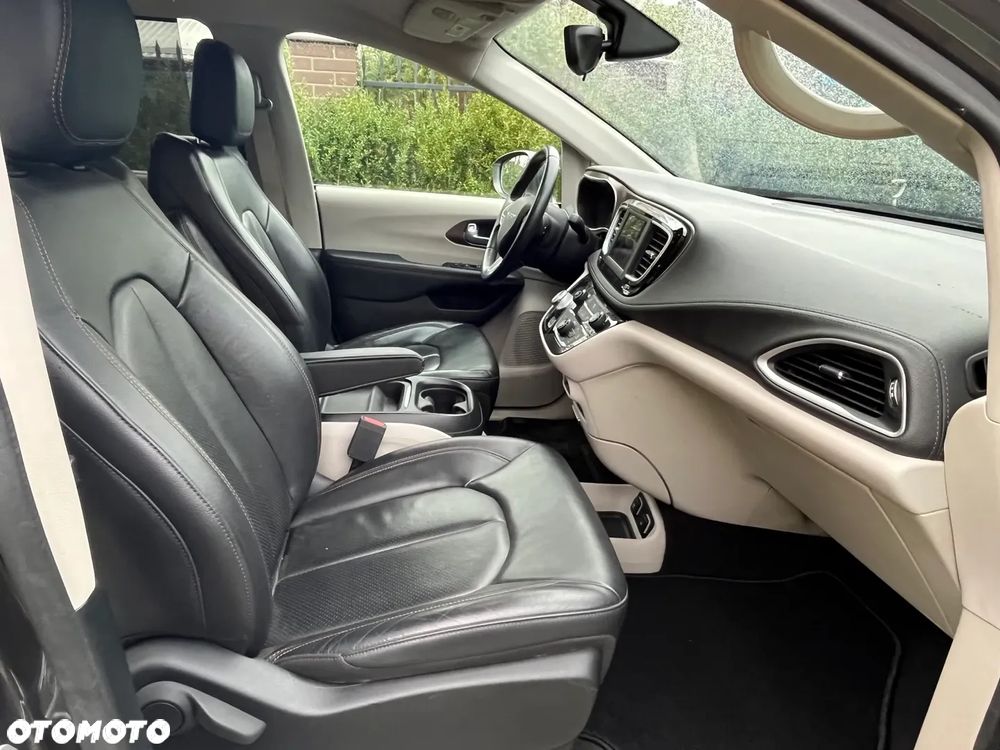 Chrysler Pacifica - 16
