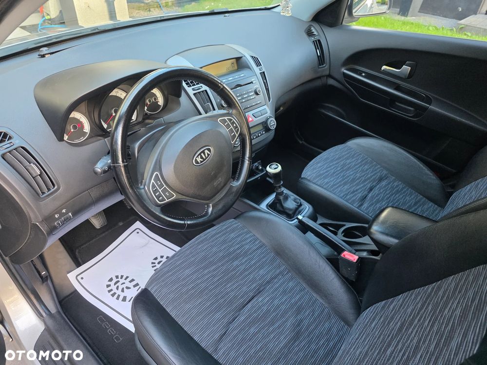 Kia Ceed - 13