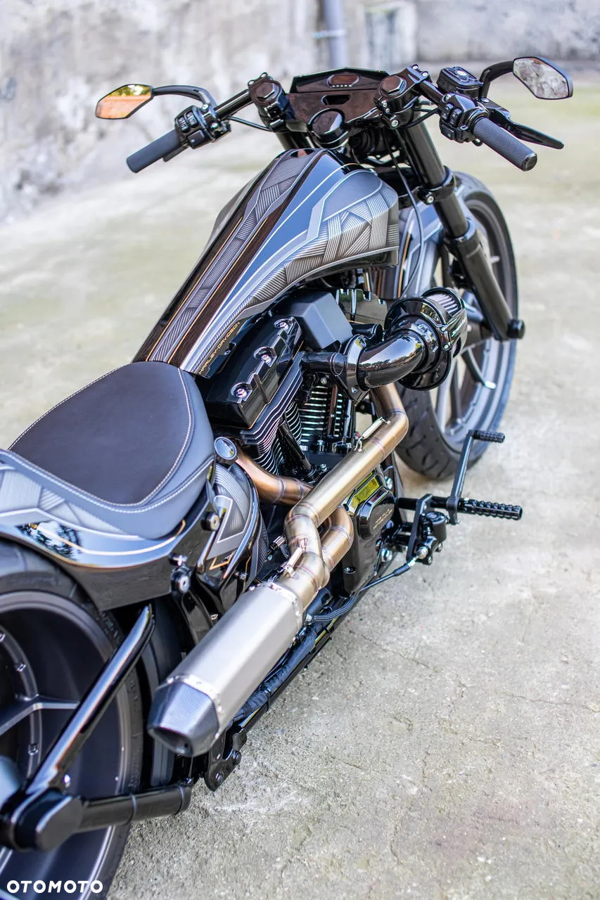 Harley-Davidson Softail Breakout - 16