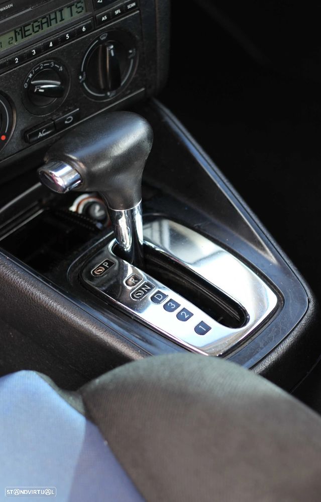 VW Golf 1.9 TDi 25 Anos Aut. - 10