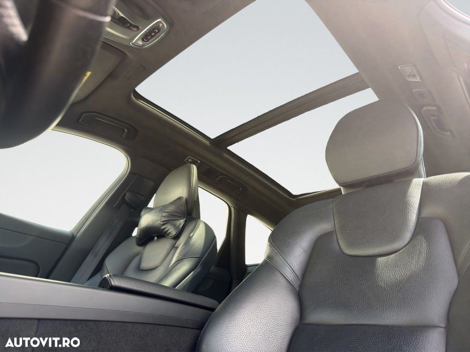 Volvo XC 60 B5 AWD Momentum Pro - 22