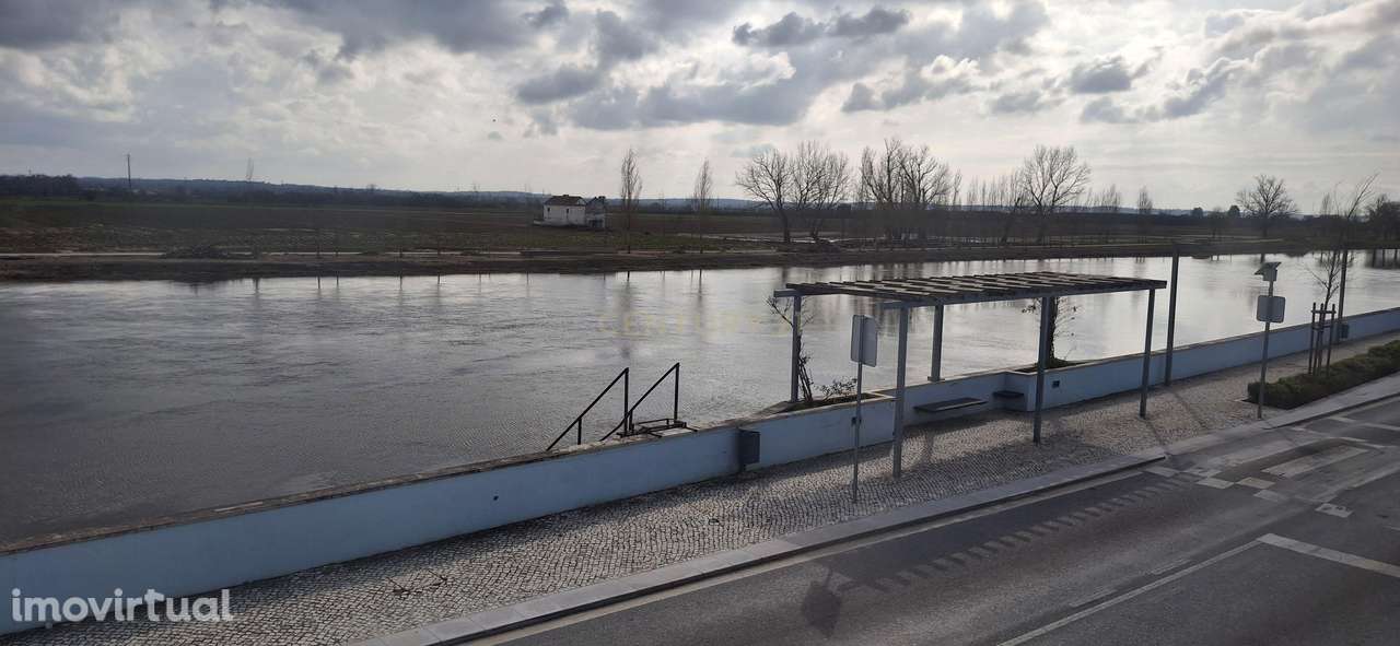 Moradia com Dois Andares no Centro de Coruche com Vista Rio - Grande imagem: 3/37