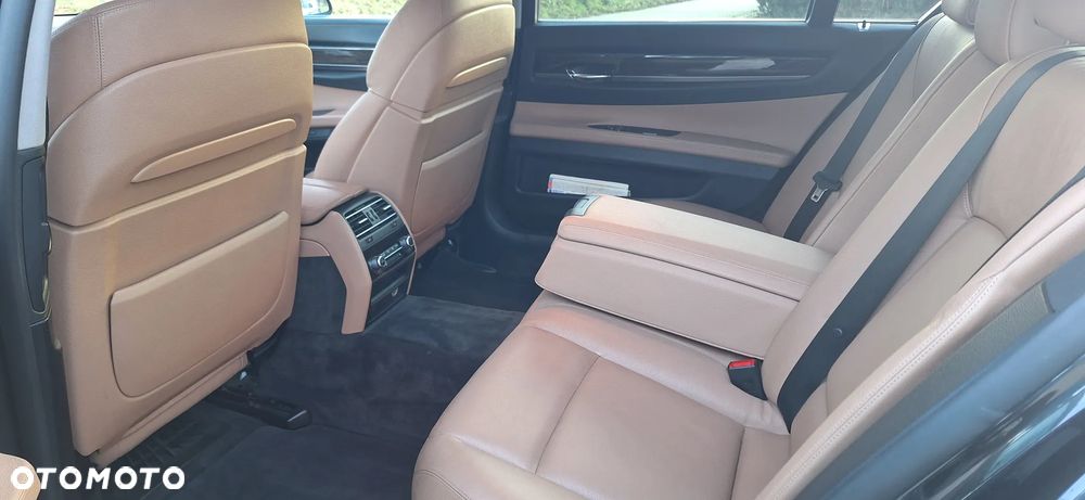 BMW Seria 7 750i L xDrive - 15