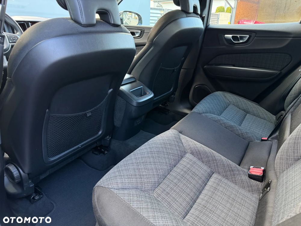 Volvo XC 60 B4 B Momentum - 26