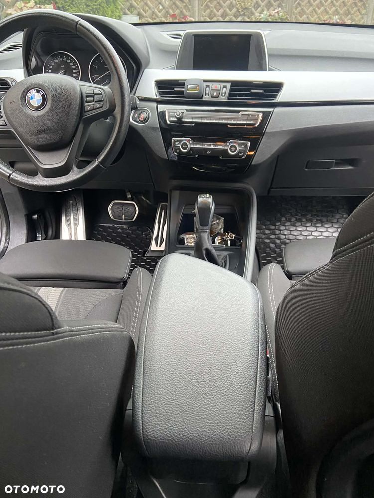 BMW X1 sDrive18d xLine - 32